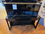 un piano noir exposé dans un magasin