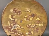 une assiette décorative ornée d'un oiseau et de fleurs