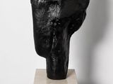 sculpture représentant une tête noire posée sur un socle en marbre