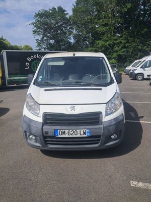 une camionnette blanche garée dans un parking