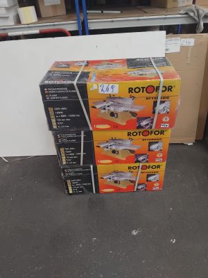 une pile de cartons empilés par terre