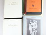 quatre livres sont empilés sur une table