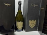 une bouteille de champagne à côté d'un carton de vin