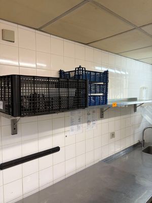 une image d'une cuisine commerciale avec des plans de travail en acier inoxydable