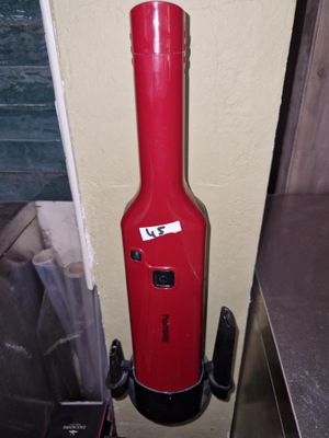 un étui à guitare rouge posé contre le mur, à côté d'un comptoir en métal