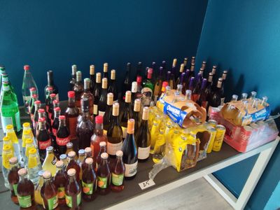 de nombreuses bouteilles d'alcool posées sur une table dans une pièce