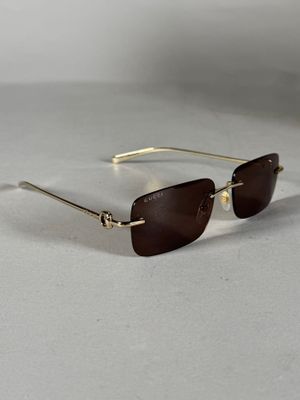 gros plan d'une paire de lunettes de soleil sur une table