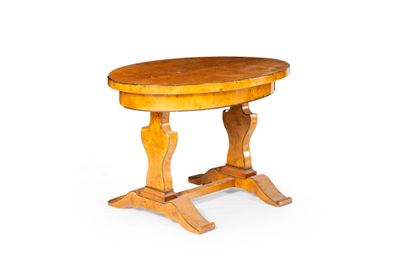 Table russe ovale en bouleau de Carélie