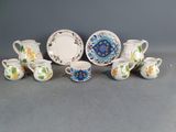 un ensemble d'assiettes et de tasses en porcelaine ornées de motifs floraux