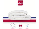 un lit blanc orné d'une rayure rouge et bleue