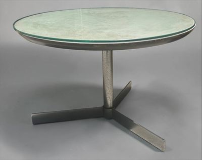 une image d'une table en verre avec une base en métal et un plateau en verre