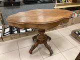 une table avec un plateau en bois dans un magasin