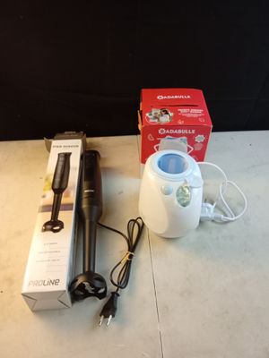 un mixeur noir et blanc et une boîte posés sur une table