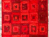 un tapis rouge avec des carrés et encore des carrés dessus