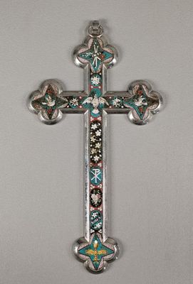 une image représentant une croix en argent ornée d'un motif coloré