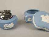 une boîte bleue et blanche surmontée d'un anneau