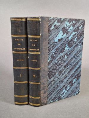 deux livres posés l'un sur l'autre sur une table