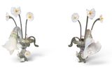 deux figurines représentant des fleurs sont posées l'une à côté de l'autre sur une surface blanche