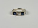 bague en or blanc avec saphirs bleus et diamants