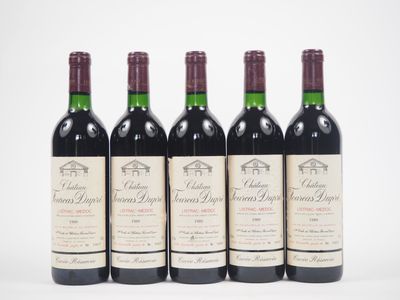 quatre bouteilles de vin rouge sont alignées sur une surface blanche