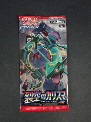 un gros plan sur un paquet de cartes à collectionner Pokémon posé sur une table