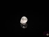 un gros plan d'un quartz blanc sur une surface noire
