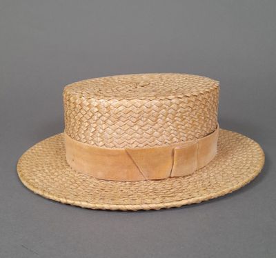 un chapeau de paille orné d'un ruban autour du tour de tête
