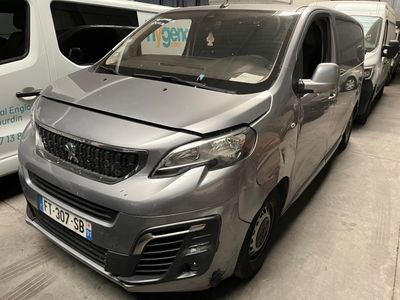 une camionnette argentée garée au bord de la rue