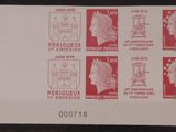 une image représentant une carte postale rouge et blanche sur laquelle figurent des timbres