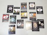 beaucoup de cartes posées sur la table, avec des images dessus