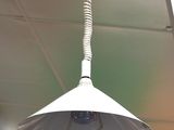 une lampe suspendue au plafond de la pièce