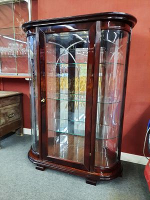 une vitrine à portes vitrées dans une pièce