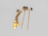 une paire de boucles d'oreilles à clous en or et une paire de boucles d'oreilles