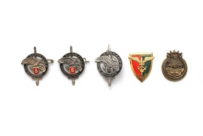 quatre insignes de formes et de tailles différentes sur un fond blanc