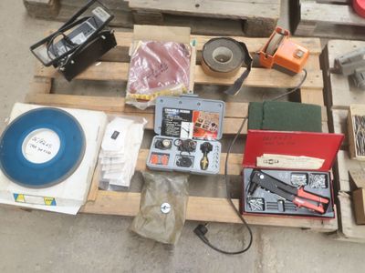 une table sur laquelle se trouvent un tourne-disque, un disque et d'autres objets