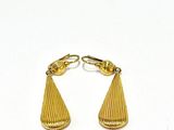 une paire de boucles d'oreilles dorées sur fond blanc