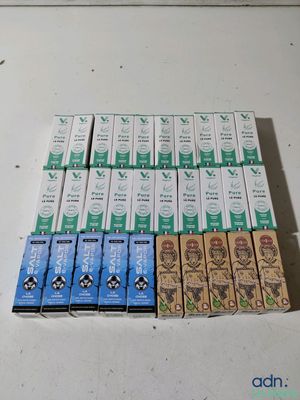 une pile de cigarettes posée sur une table à côté d'une paire de ciseaux