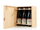 trois bouteilles de vin dans un coffret en bois