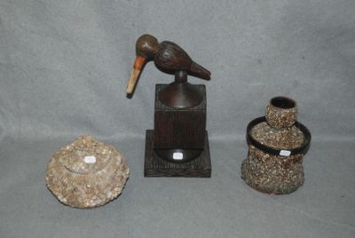 un oiseau perché sur une table, à côté de quelques vases