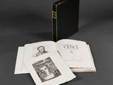 une photo en noir et blanc d'un livre dont trois pages sont ouvertes