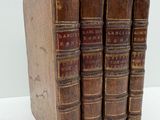 trois vieux livres sont empilés sur une table