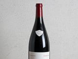 la bouteille de vin est posée sur la table à côté du mur