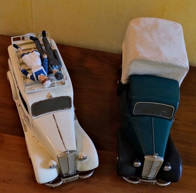 deux voitures jouets assises l'une à côté de l'autre sur une table