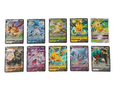 les cartes pokémon sont alignées sur une surface blanche
