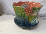 un vase contenant une fleur, posé sur une table