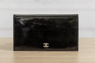 un portefeuille noir orné d'un petit logo sur le devant