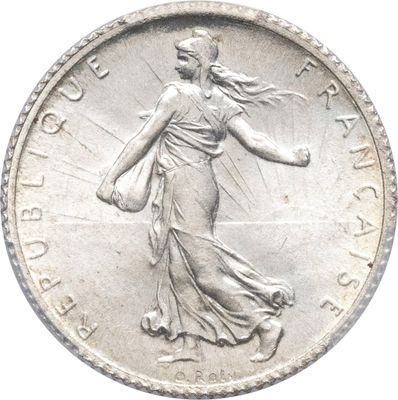 une image représentant une pièce de monnaie sur laquelle figure une femme tenant un sac