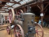 une vieille machine à vapeur posée au milieu d'un bâtiment