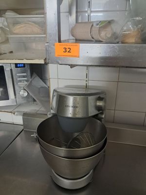 un grand saladier en métal contenant un mixeur