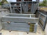 un tas de tuyaux en acier au milieu d'un chantier